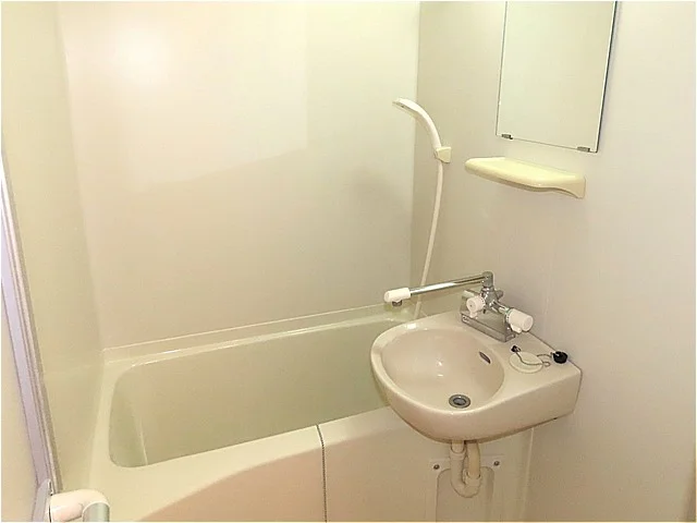 洗面台とユニット式のお風呂です