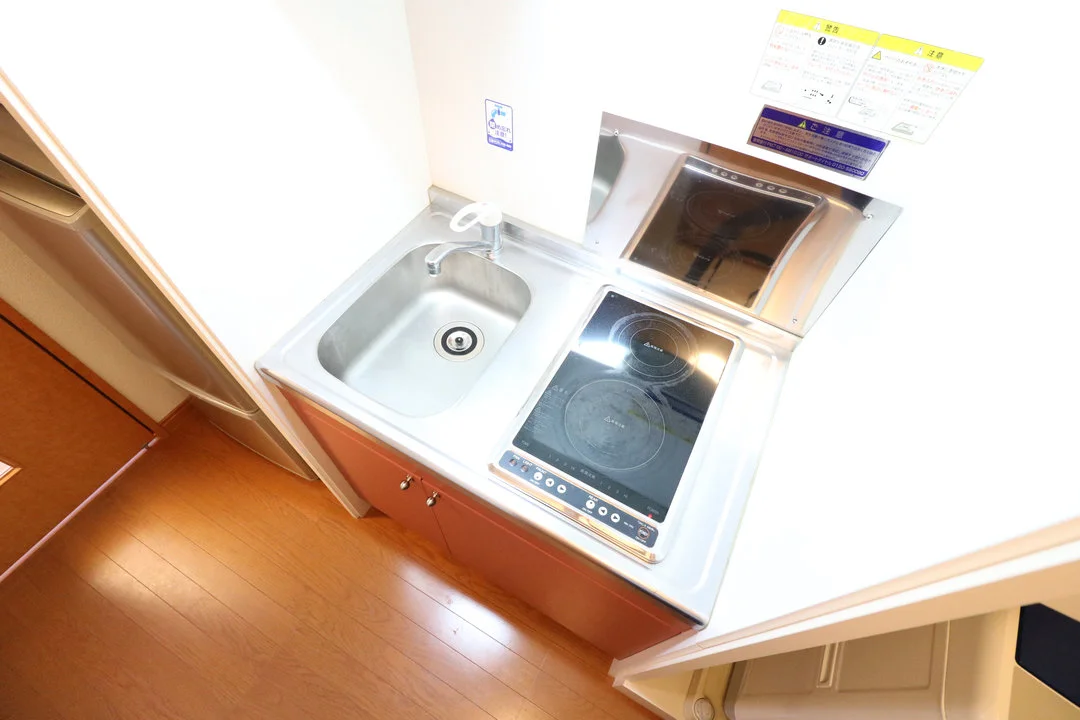 お掃除らくらくの２口ラジエントヒーターを採用