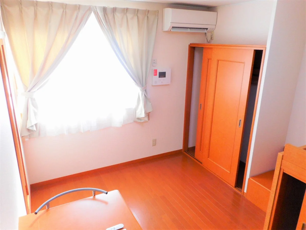 カーテンやテーブル、エアコンも備え付けです