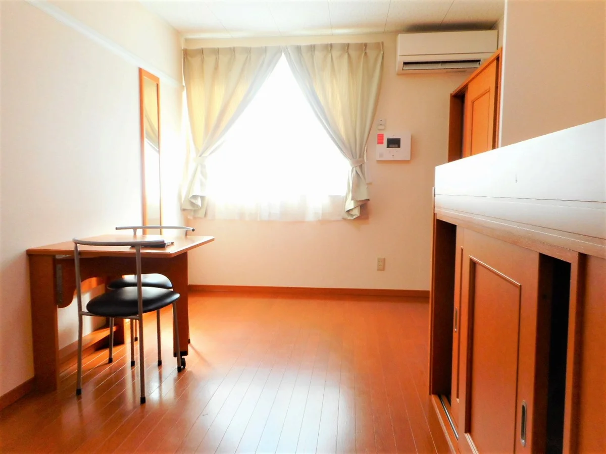 テーブルは折り畳み式です