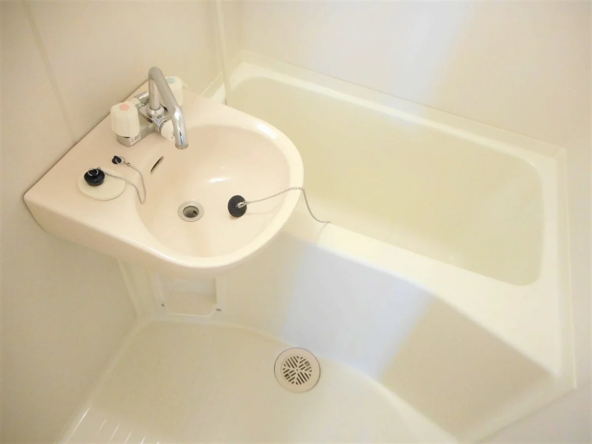 洗面台とユニット式のお風呂です