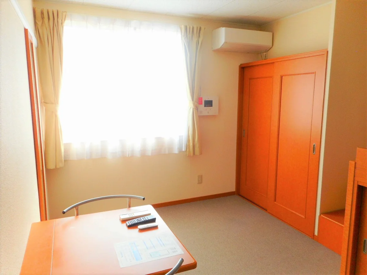 カーテンやテーブル、エアコンも備え付けです