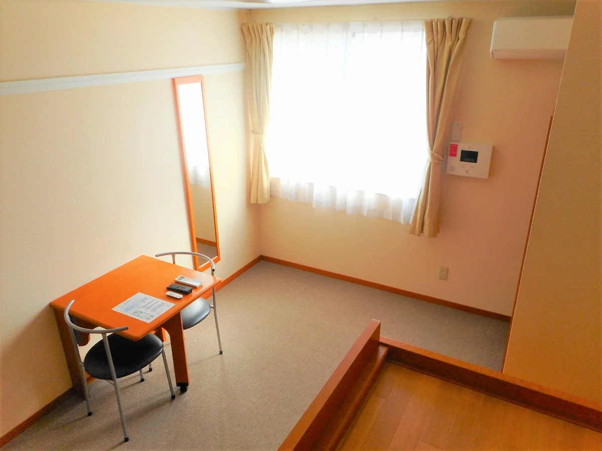 テーブルは折り畳み式です