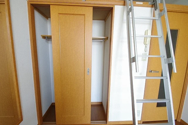 クロゼット横のフルレングスミラーで朝の身だしなみもバッチリ！