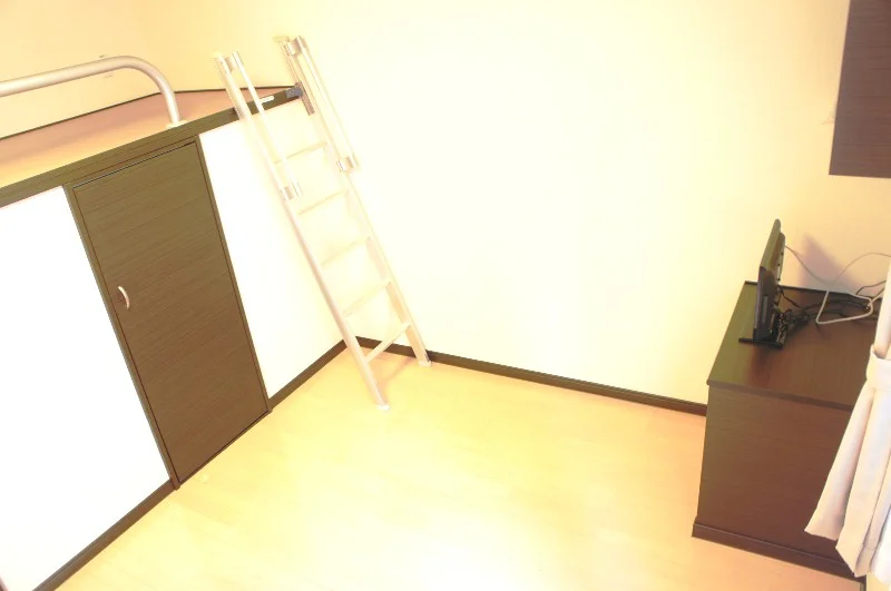 ベッドと収納があるのでお部屋は広々！