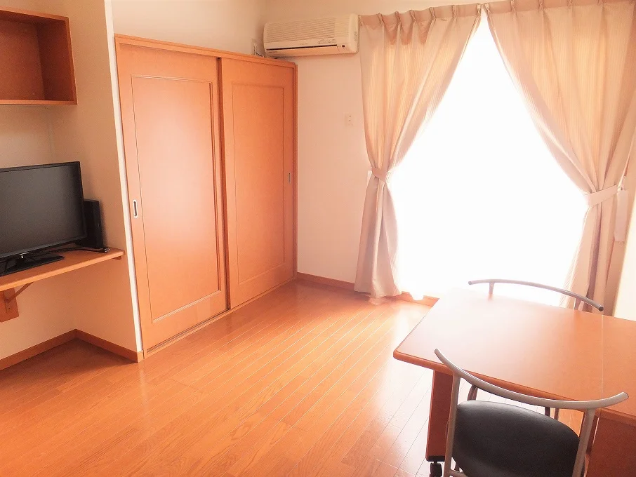 カーテンやテーブル、テレビも備え付けです