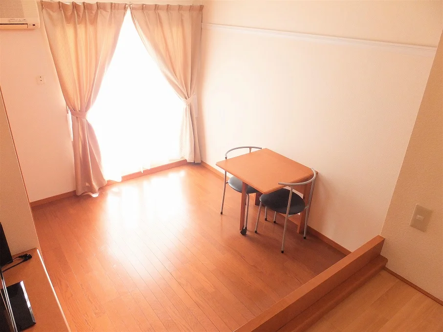 テーブルは折り畳み式です