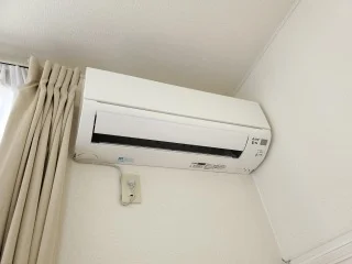 エアコンのメーカーはお部屋によって異なります。