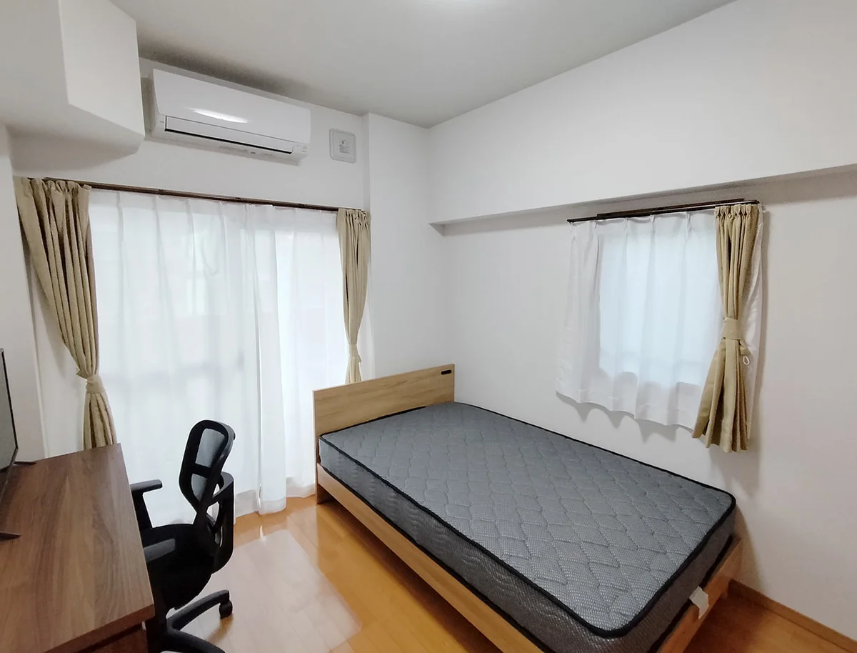 写真はお部屋のイメージです。ラグなどの室内装飾はございません。