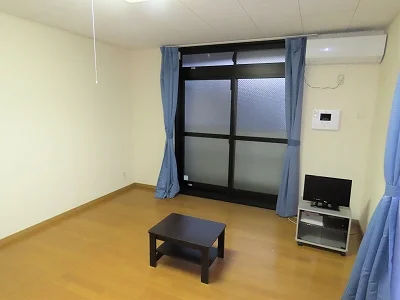 カーテンやテーブル、テレビも備え付けです