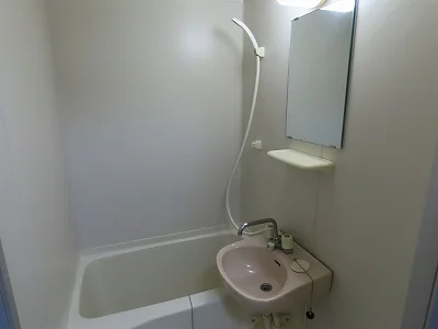 洗面台とユニット式のお風呂です