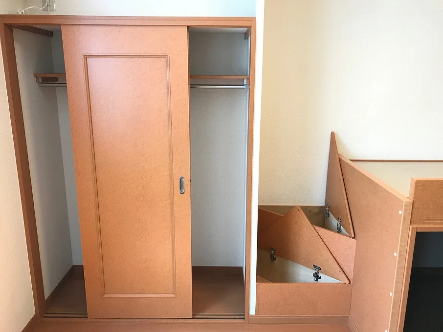 クローゼット、階段下収納あり