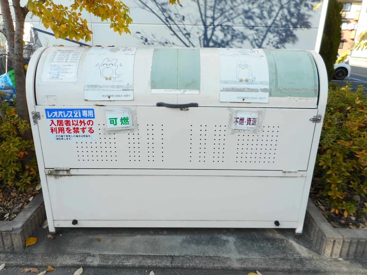 敷地内にゴミ庫が設置されておりゴミ捨てに便利です