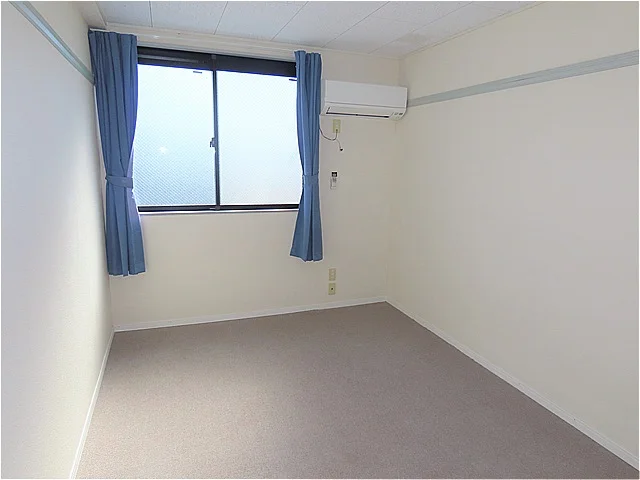 2階はカーペットのお部屋です