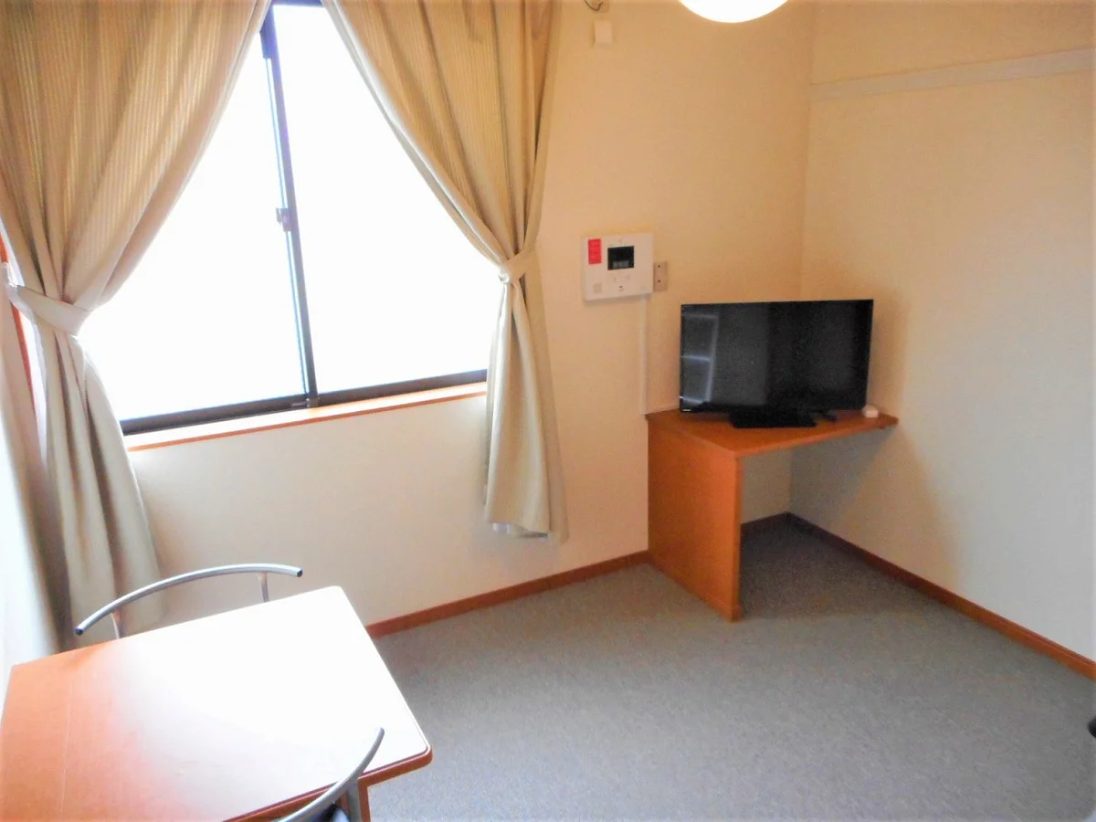 カーテンやテーブル、テレビも備え付けです