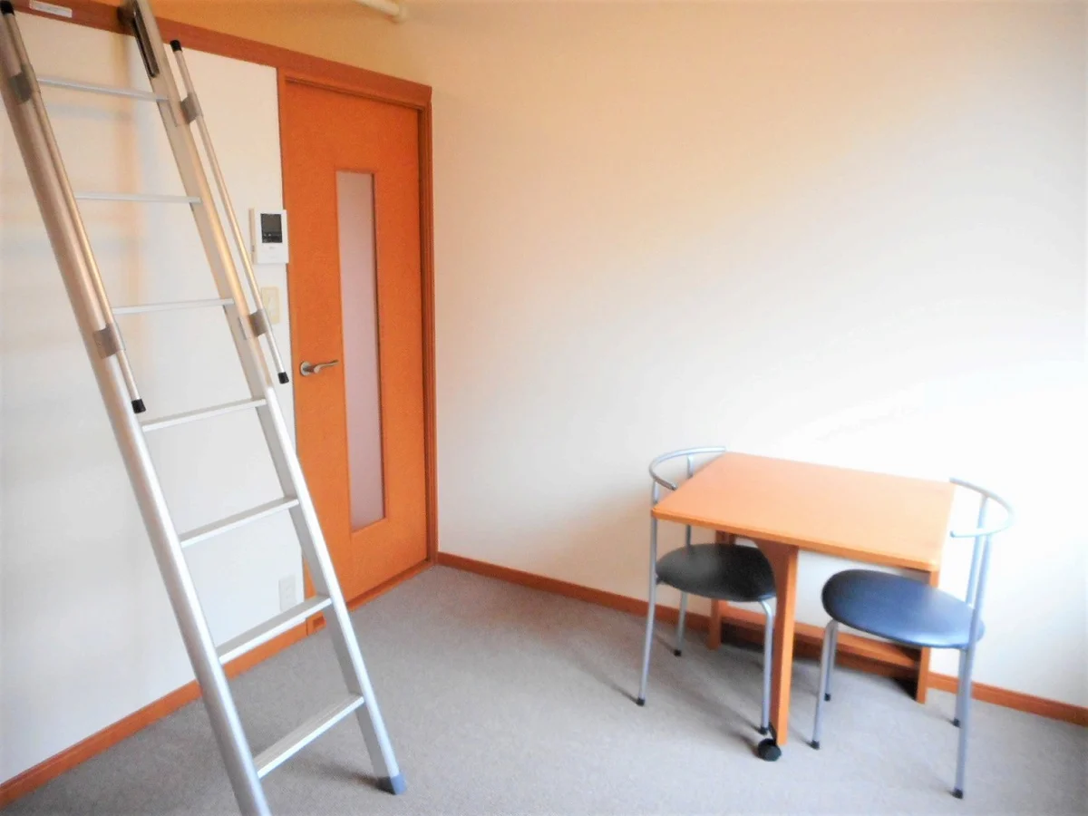 テーブルは折り畳み式です