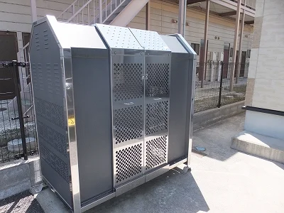 敷地内にゴミ庫が設置されておりゴミ捨てに便利です