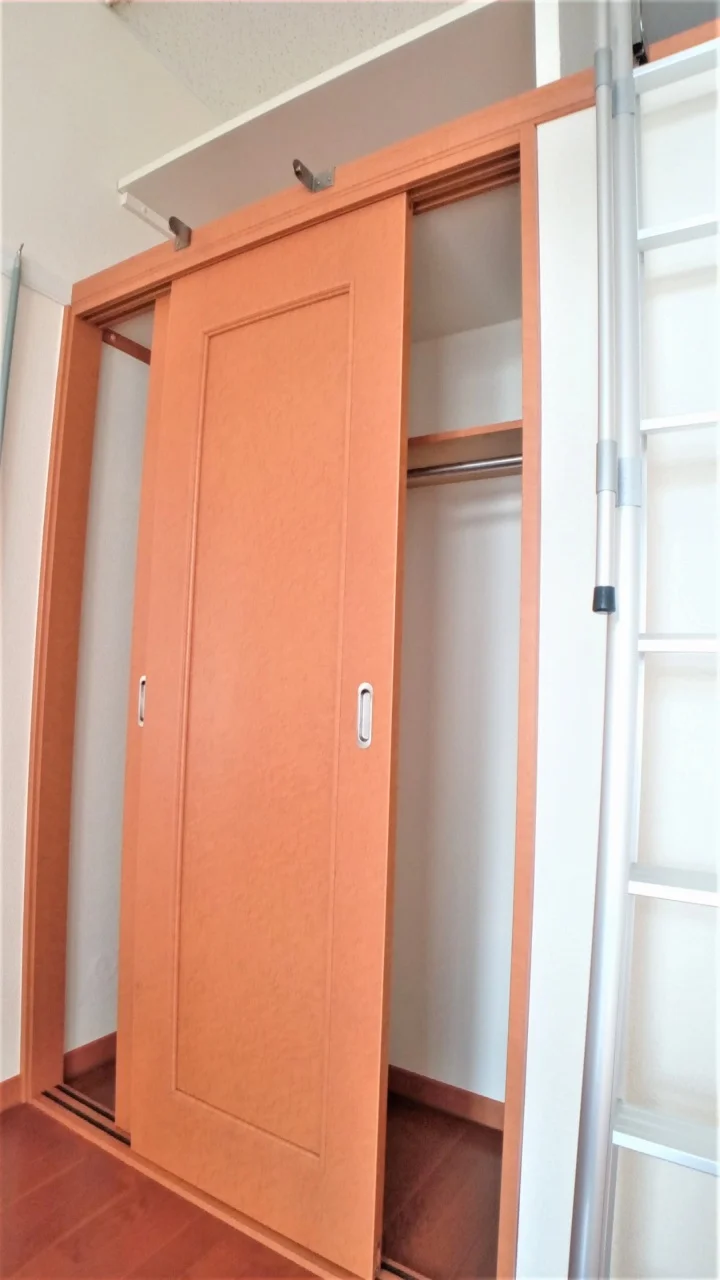 クローゼットの上にも収納スペースがあります。