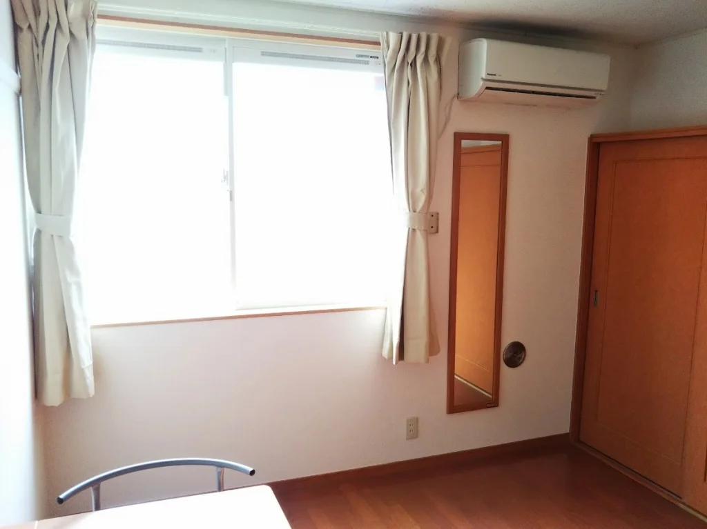 1階はフローリング。部屋により家電製品が異なる場合あり。