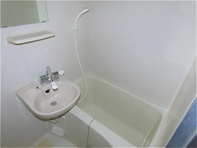 洗面台とユニット式のお風呂です