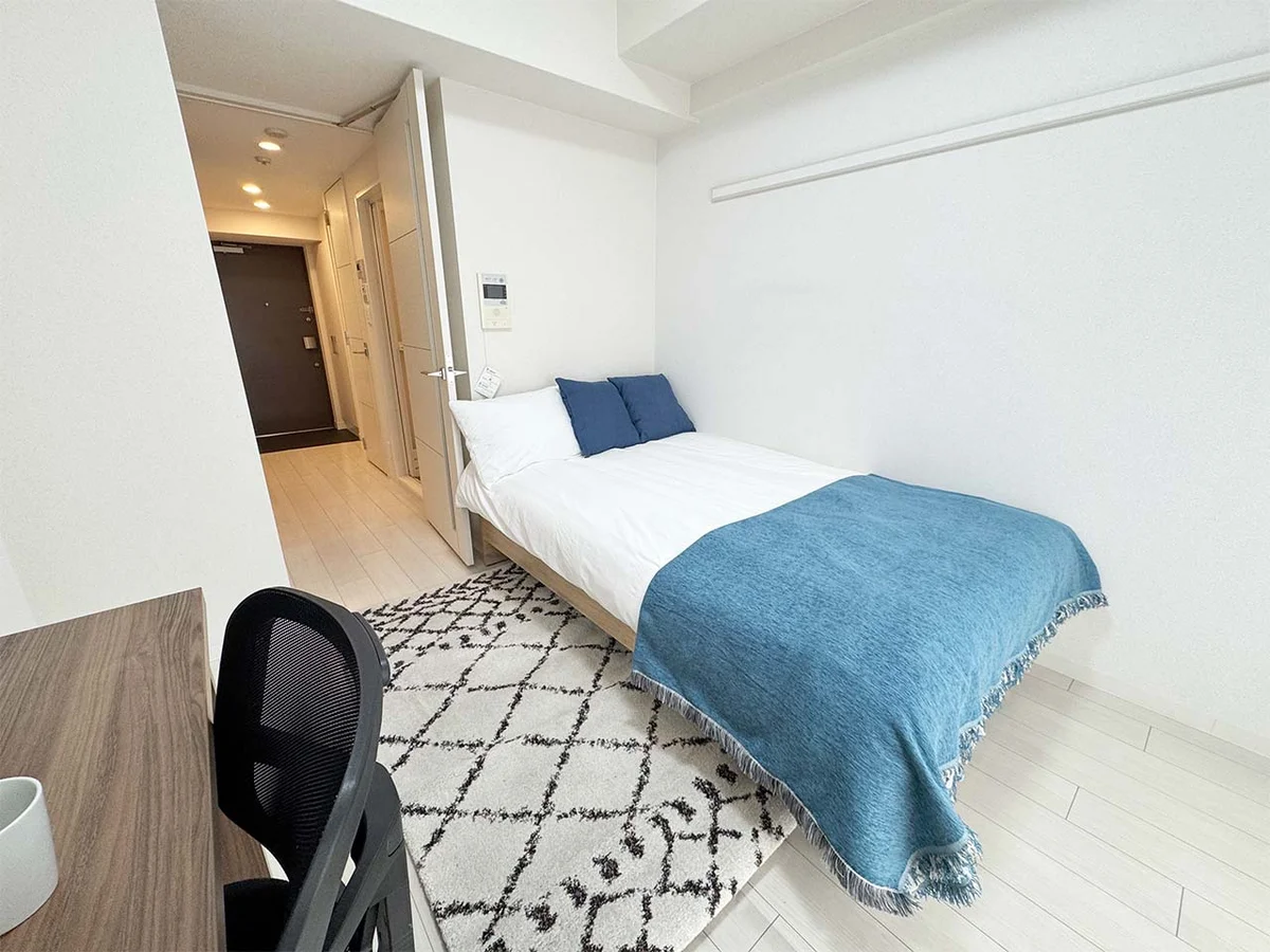 写真はお部屋のイメージです。ラグなどの室内装飾はございません。