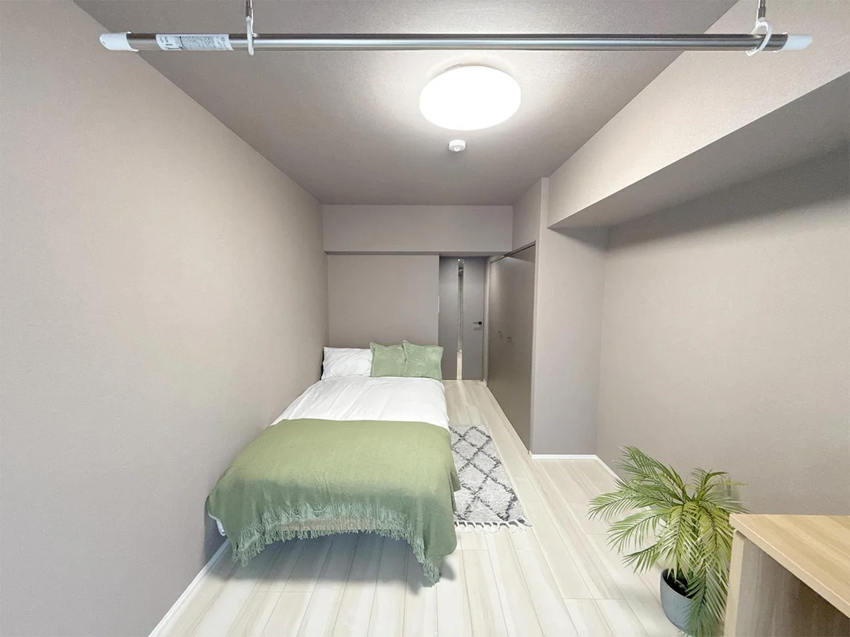 写真はお部屋のイメージです。ラグなどの室内装飾はございません。