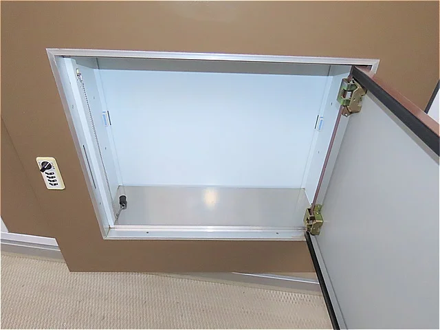 玄関扉に宅配ボックスあり