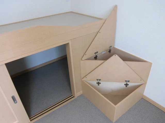 ベットの下は収納スペースです。