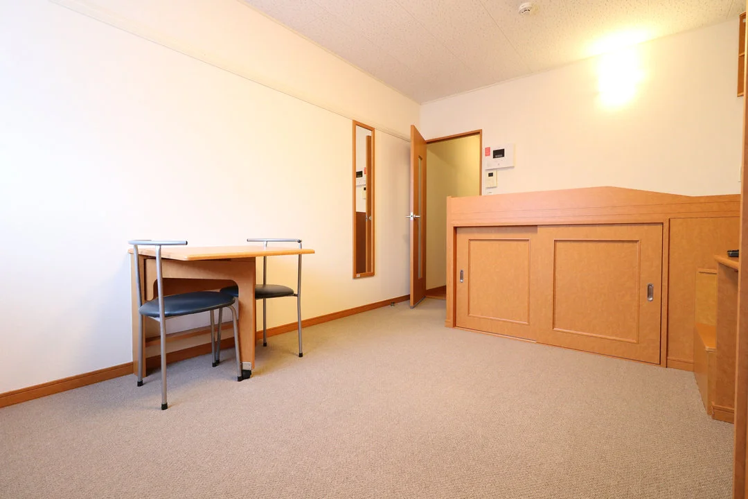 ベッド下に大型収納スペースがあります。