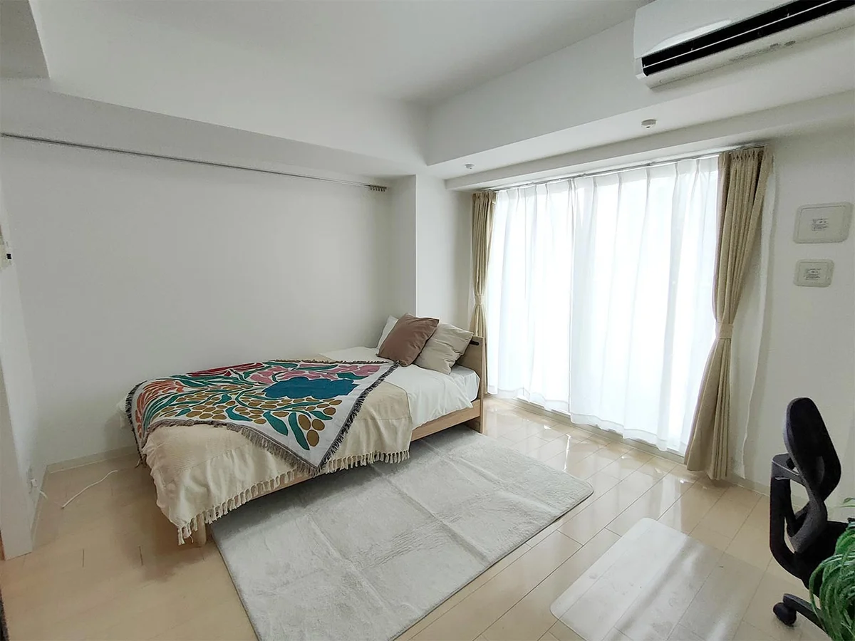 写真はお部屋のイメージです。ラグなどの室内装飾はございません。