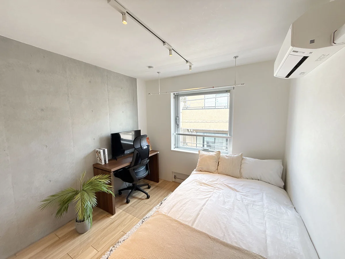 写真はお部屋のイメージです。ラグなどの室内装飾はございません。
