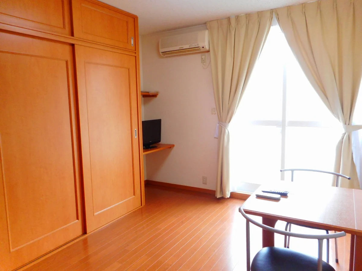 カーテンやテーブル、テレビも備え付けです