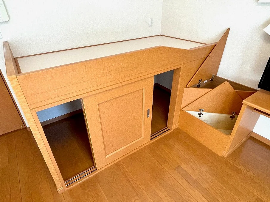 ベッド下、階段下は大容量収納！