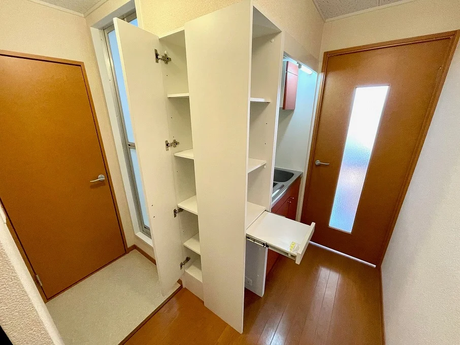 キッチン周りも収納が豊富です