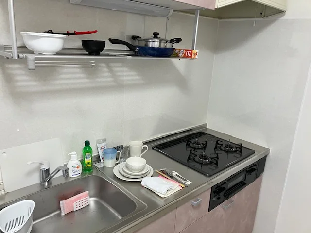 キッチン広々、ガスコンロ３口タイプ。調理器具、食器も揃っています。