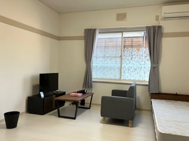 TV、ローテーブル、ソファー、ベッド、カーテン、姿見がございます。