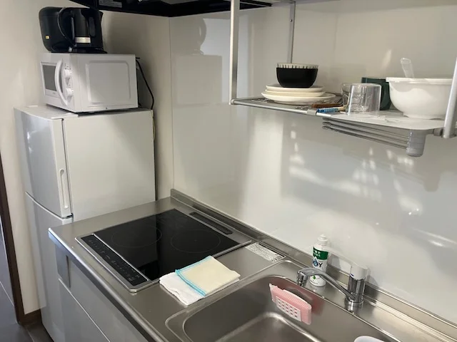 食器セット、調理器具も充実しています。