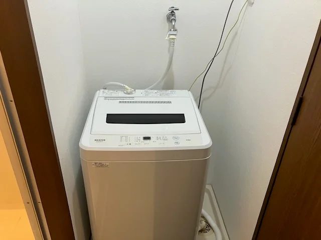 洗濯機、ランドリーバスケットがあります。