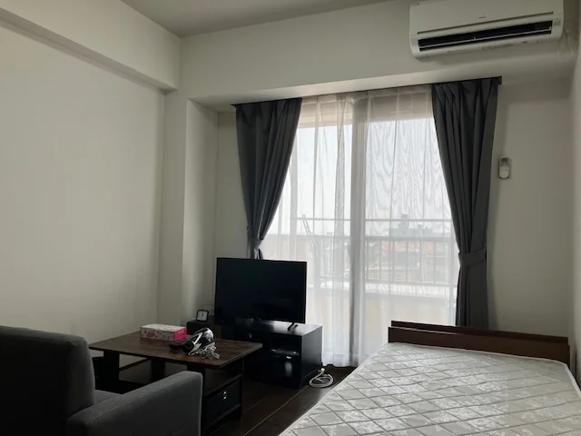 TV・テーブル・ソファー・ベッド・姿見等を設置しています。