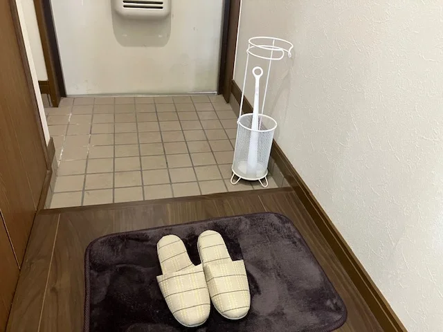 玄関には傘立て、靴ベラを設置しています。