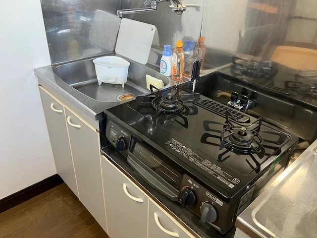 ガスコンロ2口タイプを設置しています。
