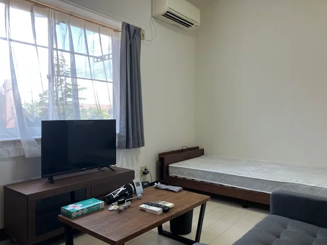 TV、ローテーブル、ソファー、ベッド、カーテン、姿見等を設置しています。