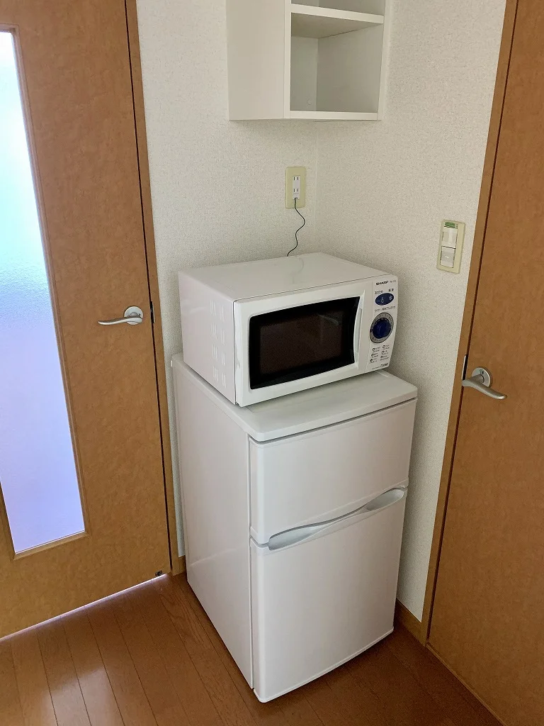 電子レンジ、冷蔵庫つき。