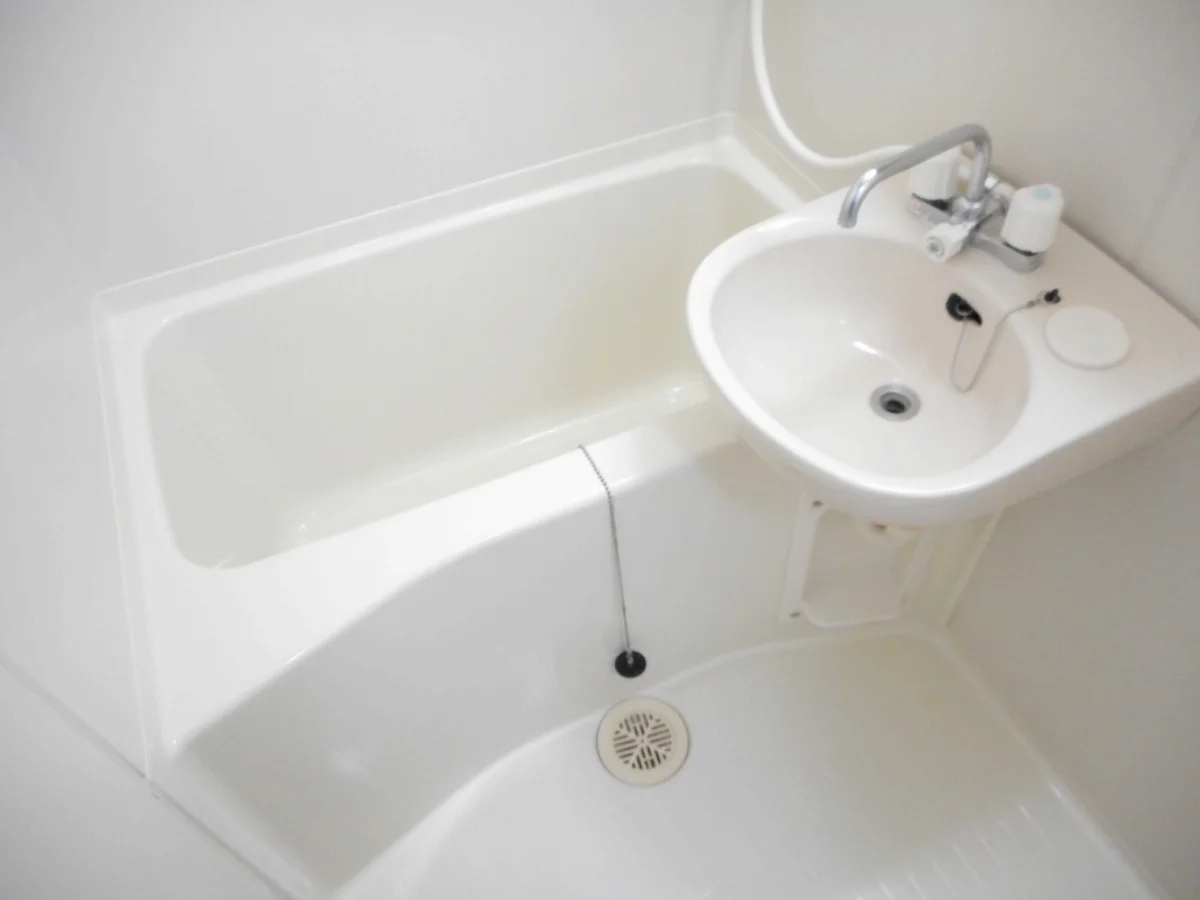 洗面台とユニット式のお風呂です