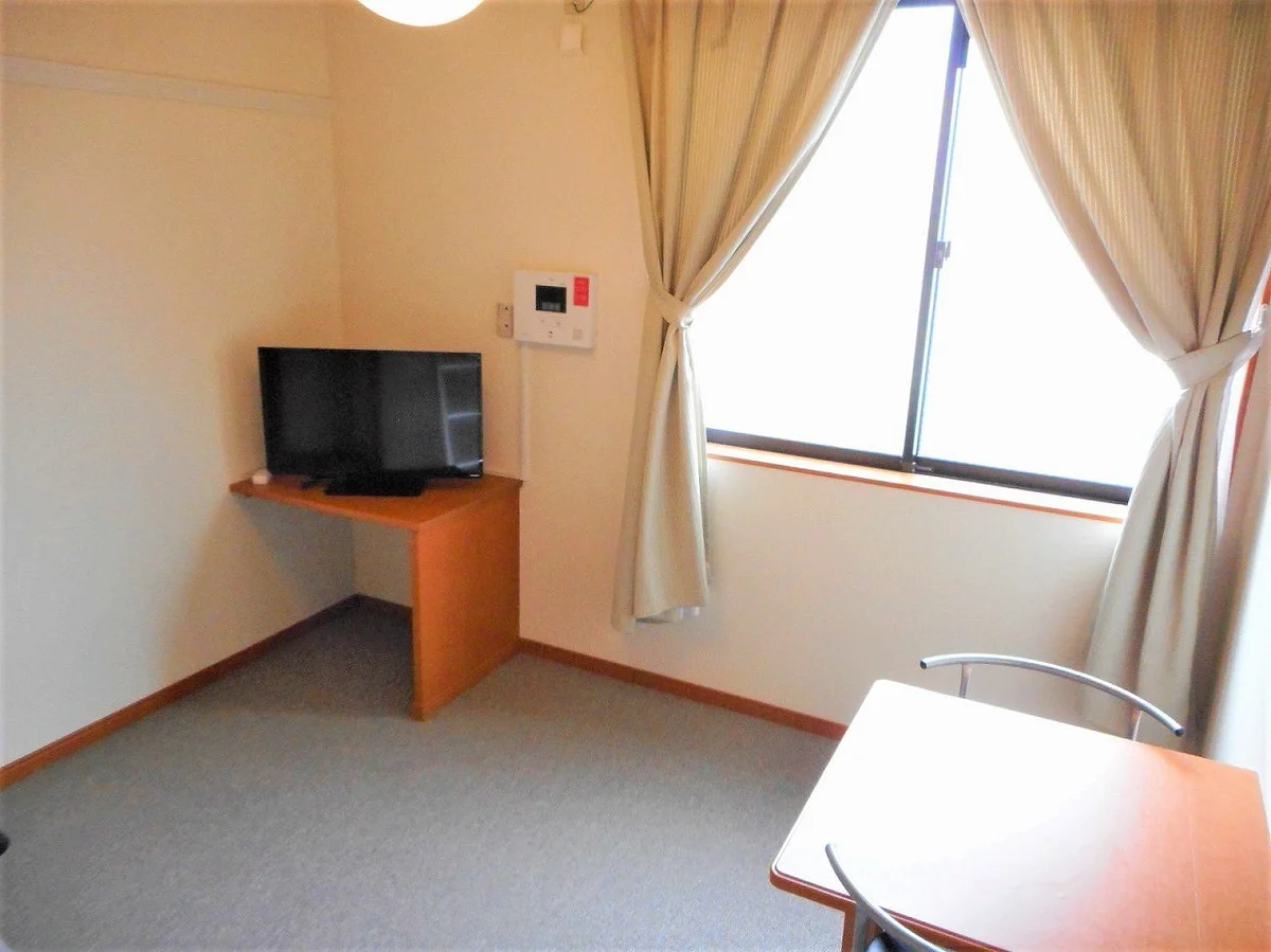 カーテンやテーブル、テレビも備え付けです