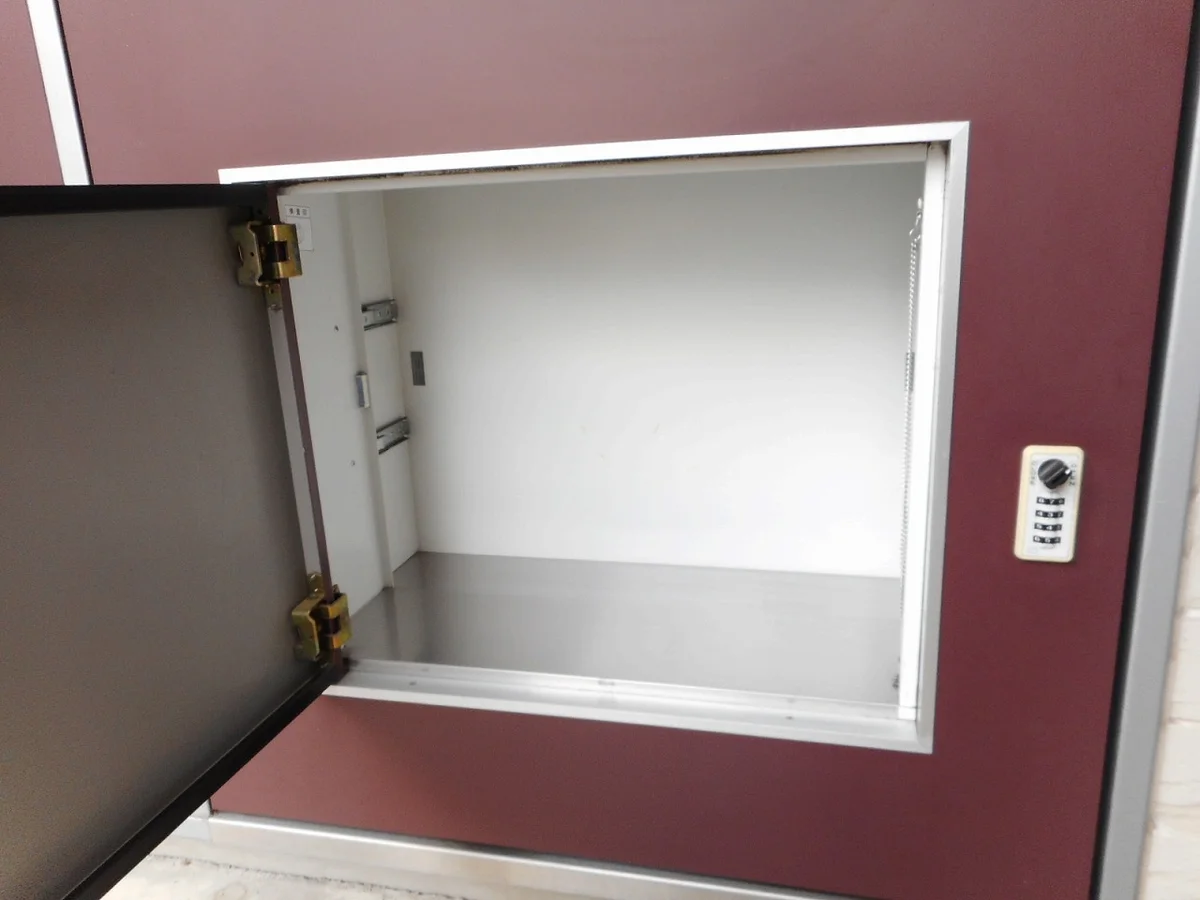 玄関扉に宅配ボックスあり