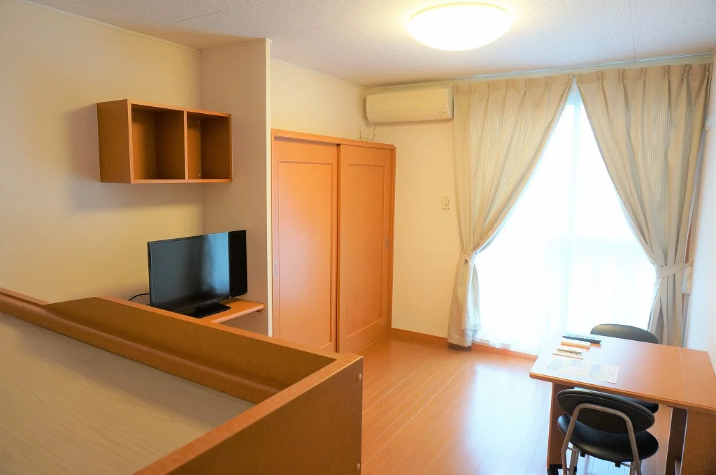 カーテンやテーブル、テレビも備え付けです