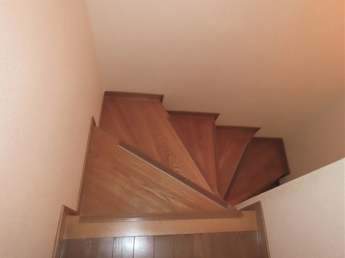 メゾネットタイプのお部屋で室内に階段があります