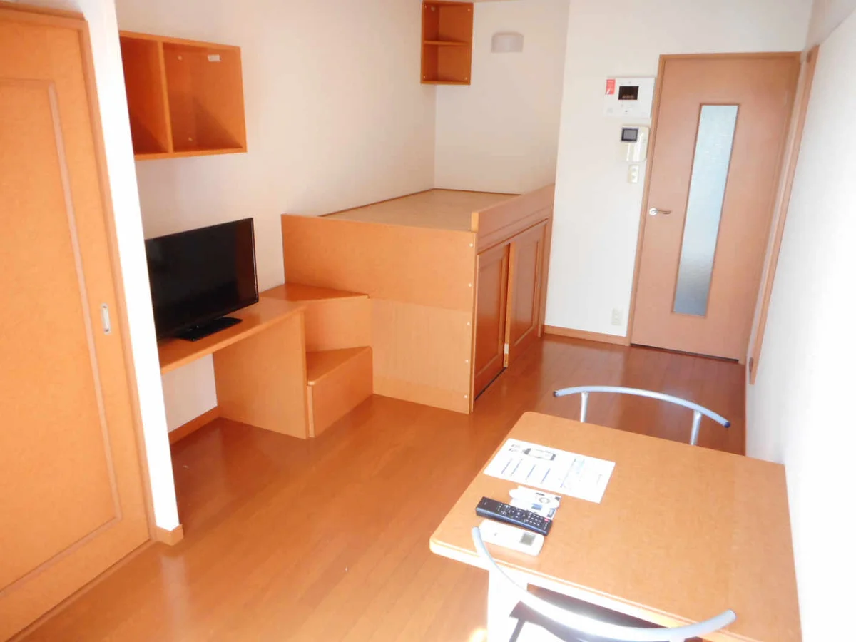 テーブルやテレビも備え付けです