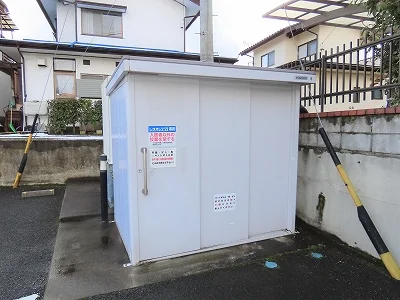 敷地内にゴミ庫が設置されておりゴミ捨てに便利です